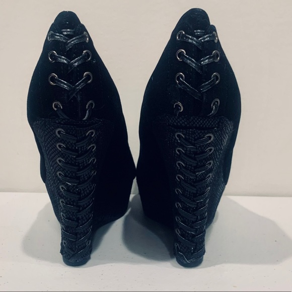 🛍2/$25 Bamboo NWOT Lace up detail platform shoe - Picture 1 of 5